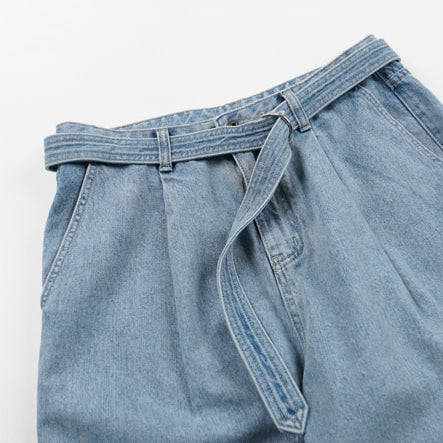 LYOCELL BELTED DENIM SHORTS - LIGHT BLUE